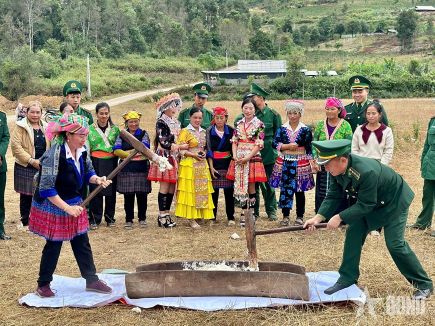 Bánh giầy trong Tết cổ truyền của người Mông